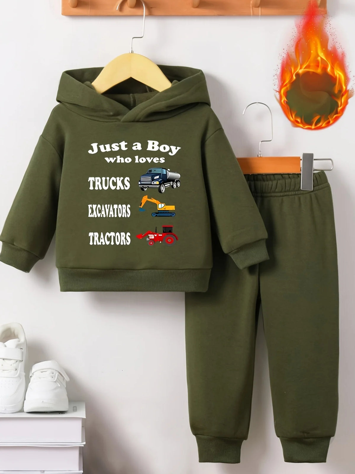 The autumn and winter cartoon car printed fleece sweatshirt and sweatpants set for a newborn boy is suitable for outdoor use