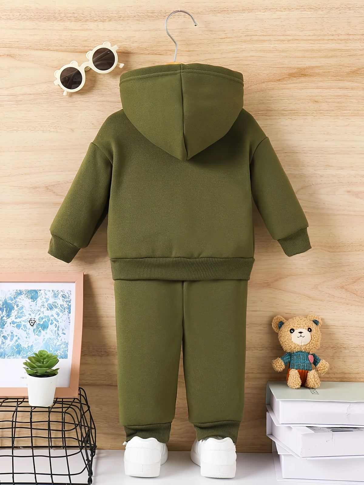 The autumn and winter cartoon car printed fleece sweatshirt and sweatpants set for a newborn boy is suitable for outdoor use
